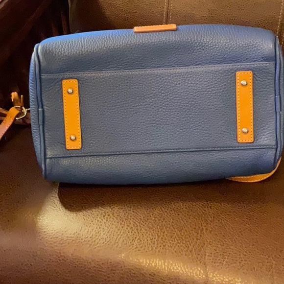 Dooney and Bourke barrel bag - Picture 6 of 8